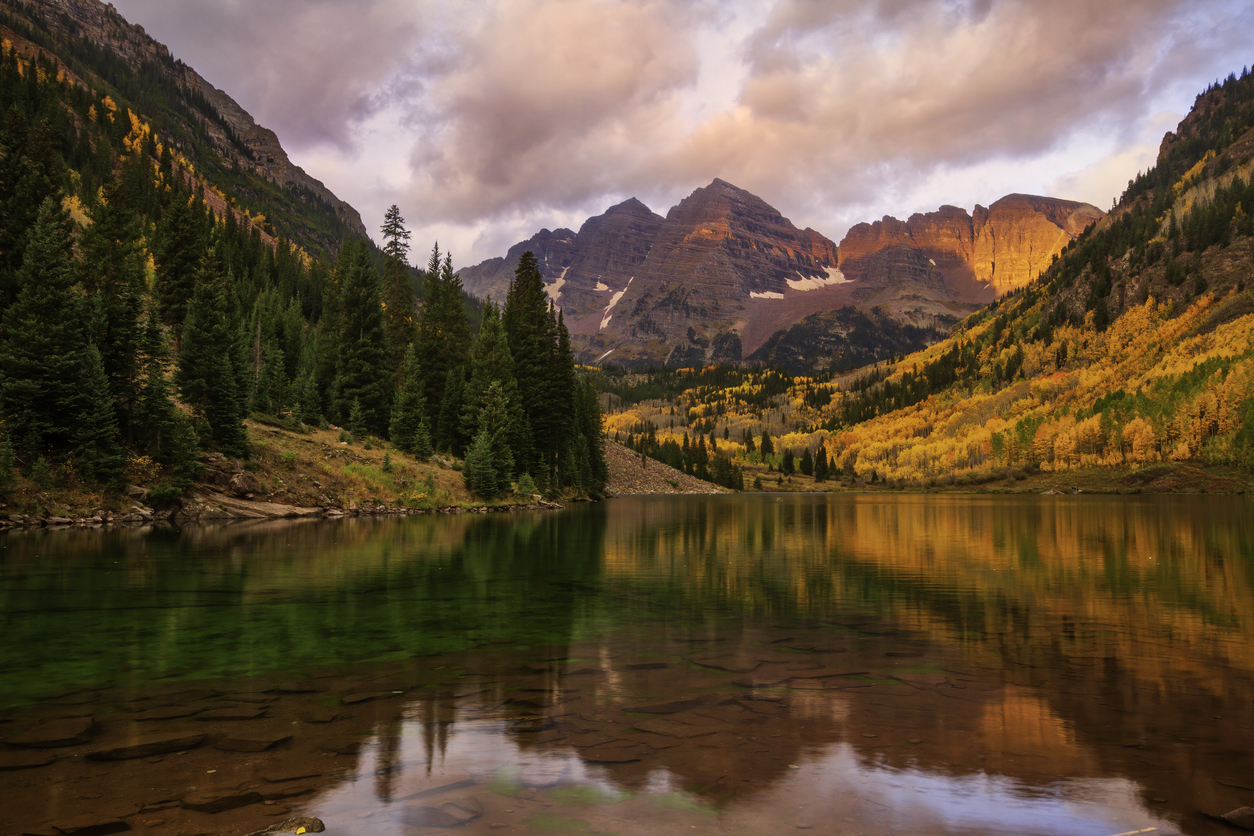 View of the mountains and a lake during fall as you hike from Aspen to Crested Butte.